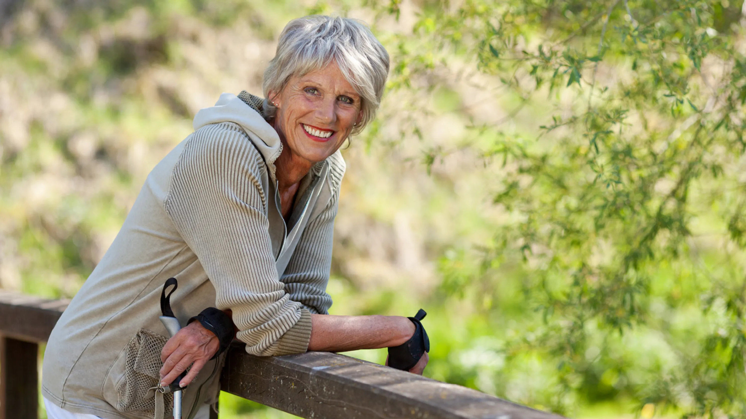 Eine Frau ist bei schönem Wetter am Wandern.