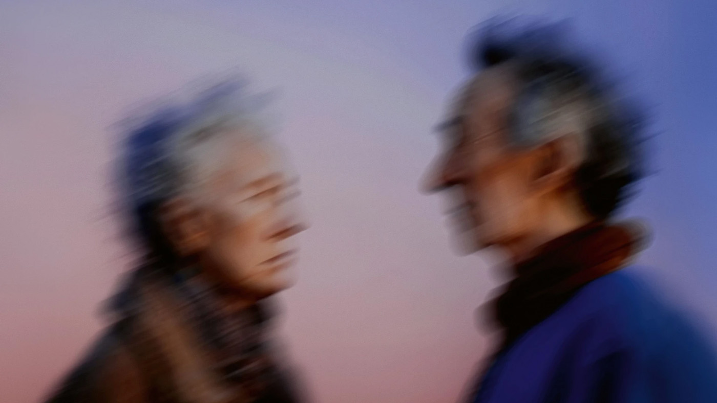 Zwei leicht verschwommen abgebildete Senioren.