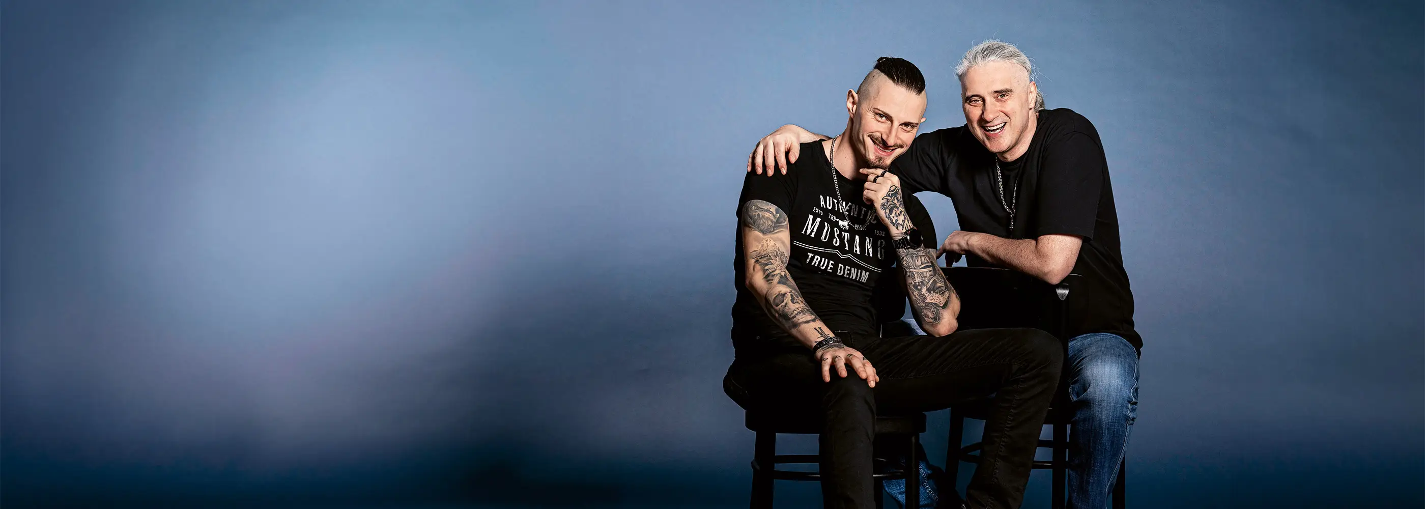 Vater und Sohn stehen Seite an Seite