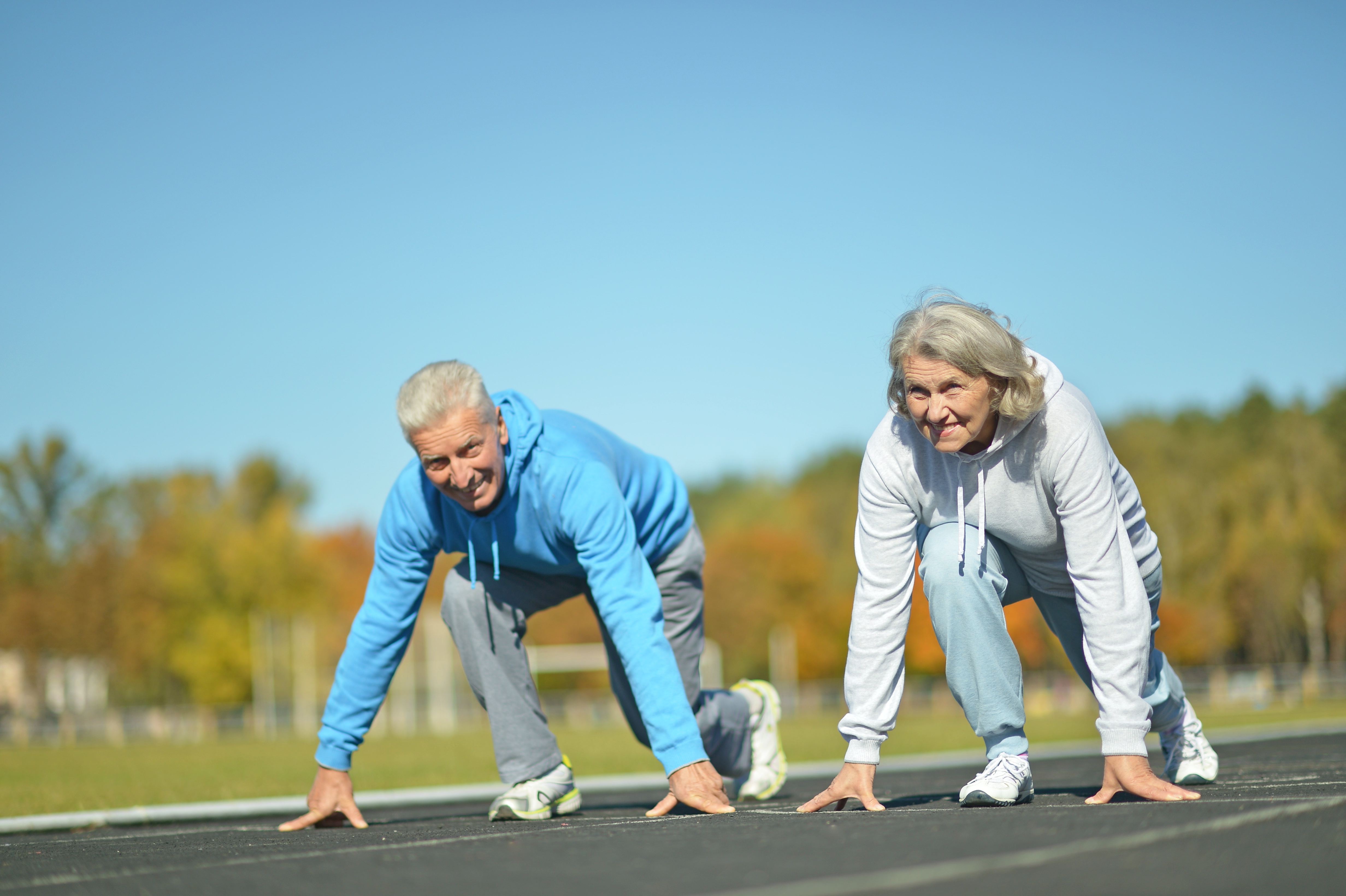 Здоровье бабушки сильно. Спорт для пожилых. Пожилые люди спорт. Пожилые люди занимаются спортом. Пожилые активный образ жизни.