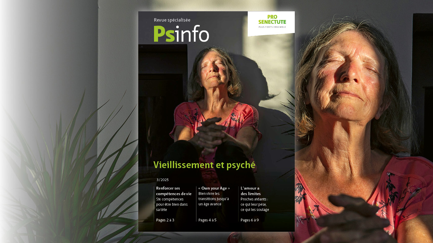 Page de couverture Psinfo 03.2024:Une femme âgée est assise contre un mur, les yeux fermés, au soleil.